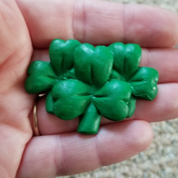 Vintage green shamrocks brooch pin St pattys day - Picture 2 of 6